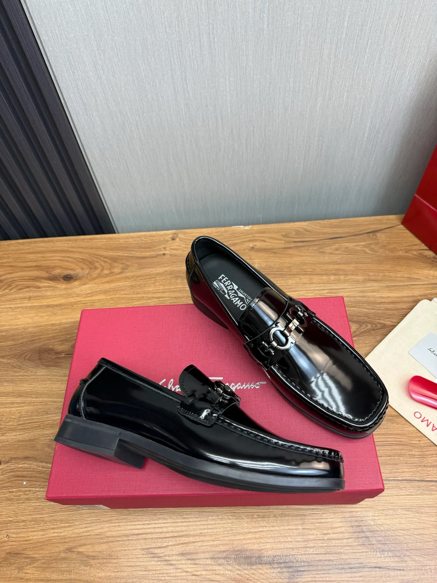 Men's shoes 💰760💰 Ferragamo. [Ferragamo] Men's Loaf leather shoes, the latest hot style, 1:1 original purchase quality, top quality, imported open-edge beaded cowhide leather on the upper, hand-made three-dimensional stitching highlights the round toe design, the inner feet are made of imported cowhide, with original wear-resistant rubber outsole, matching code 39-44, (38, 45 custom-made, non-refundable)
